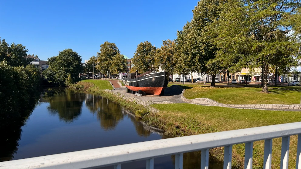 Ausgestelltes Schiff Hermine im Zentrum von Cuxhaven