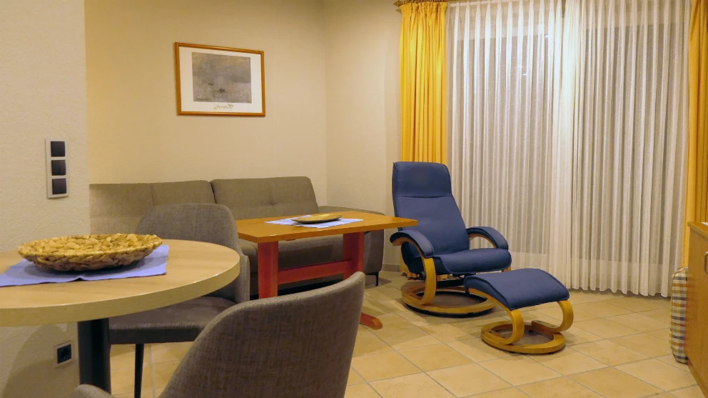 Wohnzimmer einer Ferienwohnung für bis zu 2 Personen im Godewind in Duhnen