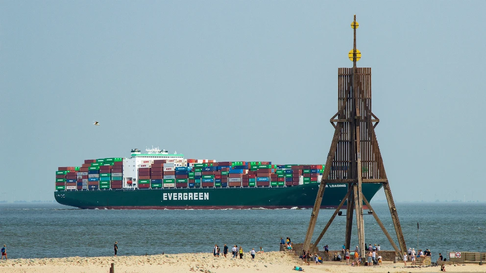 Hafen der Alten Liebe in Cuxhaven bei Nacht mit Blick in den Hafenbecken
