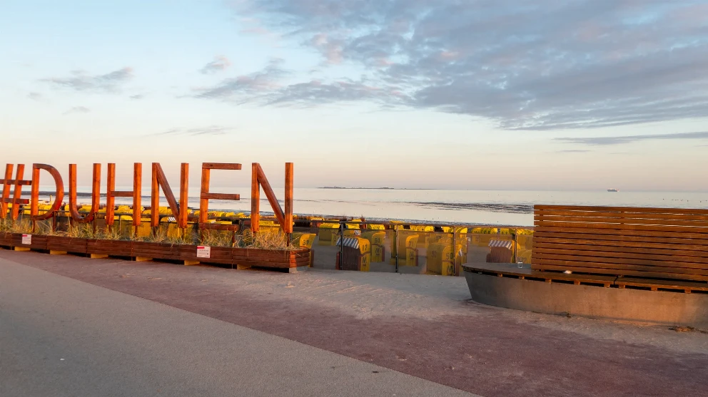 Strandpromenade in Duhnen beim Sonnenaufgang mit Blick nach Neuwerk
