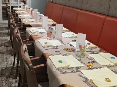 Eingedeckte Tische zum 5-Gänge-Menü im Duhner Landhaus