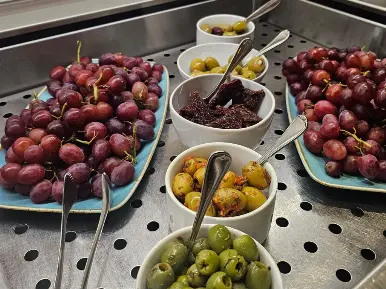 Weintrauben und Oliven am Silvester im Duhner Landhaus in Duhnen