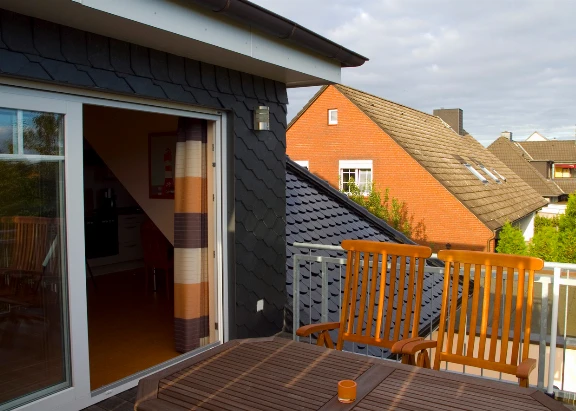 Blick auf ein Balkon mit großer Balkontür einer Ferienwohnung
