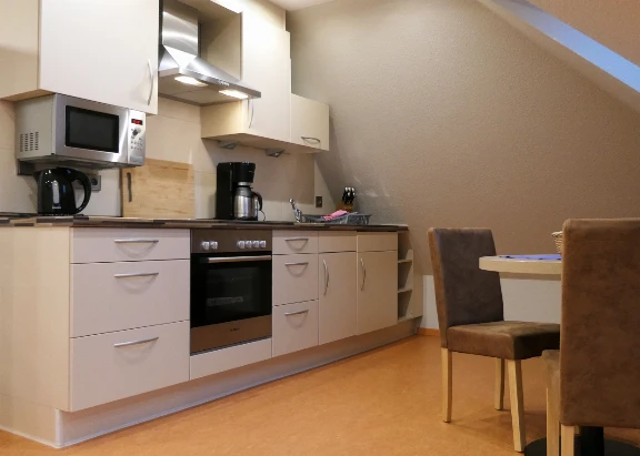 Blick in eine Küche einer Ferienwohnung im Haus Dallacker, Duhnen