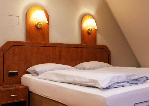 Schlafzimmer mit Doppelbett einer Ferienwohnung im Haus Dallacker