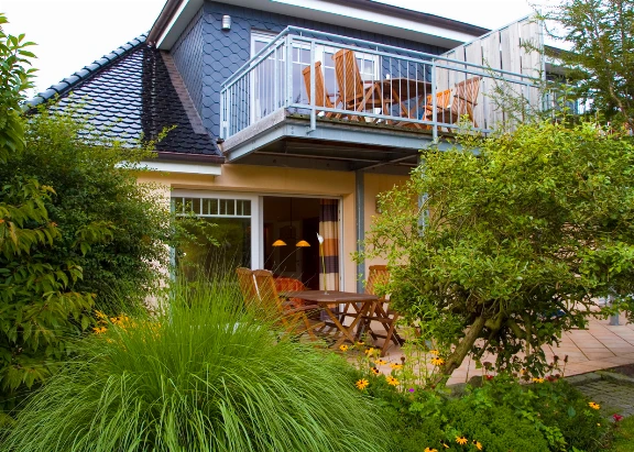 Blick auf eine Terrasse mit Grün im Haus Dallacker, Duhnen