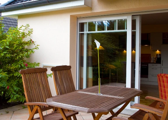 Blick auf Gartenmöebl auf einer Terrasse im Haus Dallacker, Duhnen