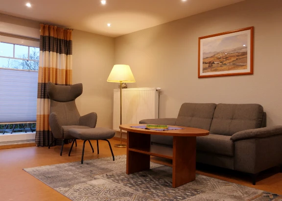 Wohnzimmer mit Fernsehsessel in einer Ferienwohnung im Haus Dallacker 