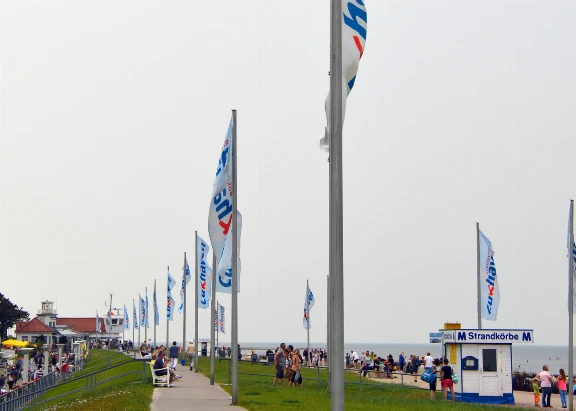 Blick auf die Strandpromenade in Duhnen mit im Wind wehenden Flaggen von Cuxhaven