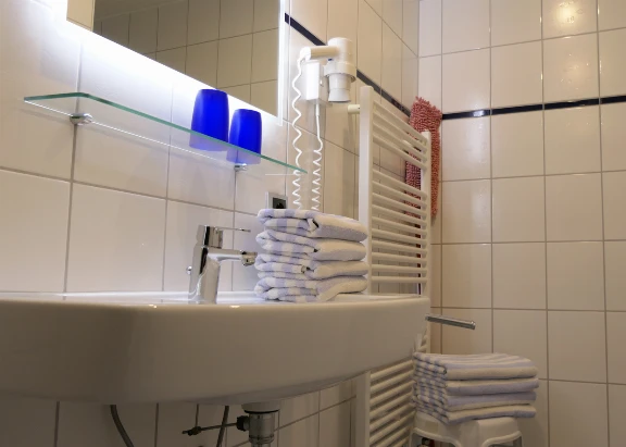 Modernes Badezimmer einer Ferienwohnung im Haus Godewind, Duhnen