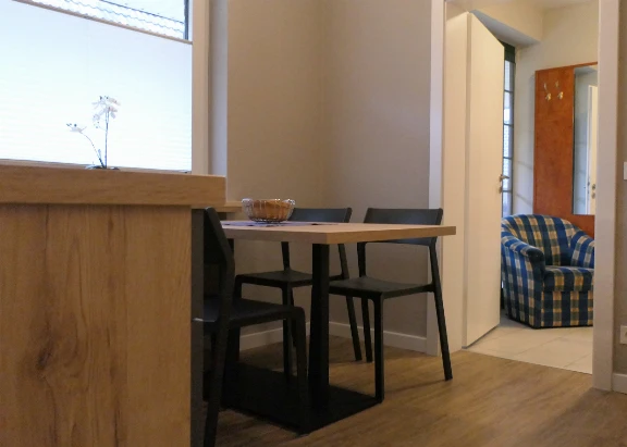 Blick in eine Küche mit Sitzecke einer Ferienwohnung im Haus Godewind