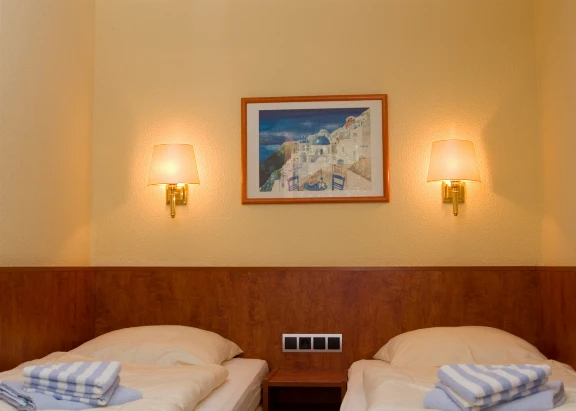 Ein Schlafzimmer mit zwei Betten einer Ferienwohnung im Haus Godewind