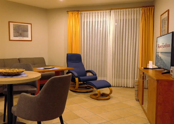 Strand mit Strandkörben beim Sonnenuntergang in Duhnen