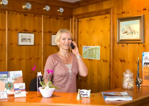 Maike Hildebrandt-Senzel vom Duhner Landhauses an der Rezeption – herzlich und persönlich für ihre Gäste da