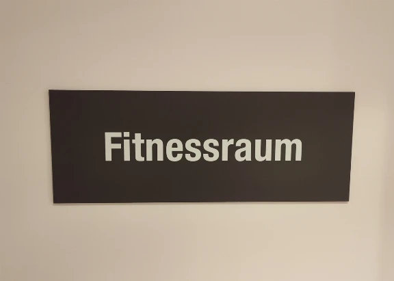 Schild vom Fitnessraum im Hotel Duhner Landhaus