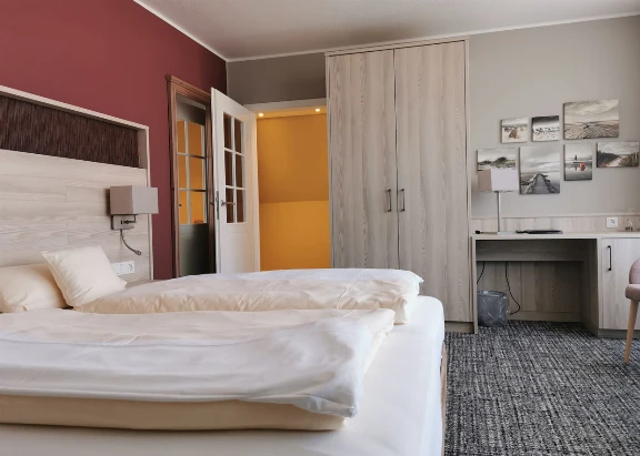 Blick in ein gemütliches Doppelzimmer im Hotel Duhner Landhaus