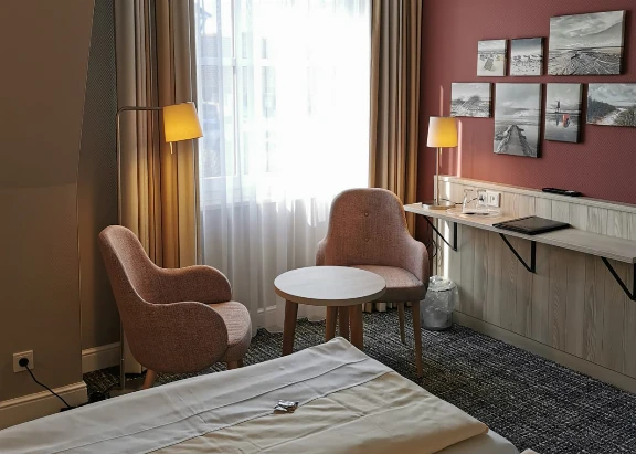 Blick in eine gemütliche Sitzecke im Hotelzimmer im Duhner Landhaus