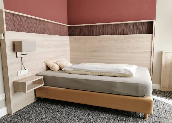 Blick auf ein Einzelbett im Einzelzimmer im Hotel Duhner Landhaus