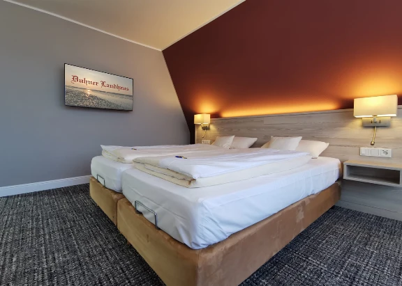 Blick auf ein schönes Doppelbett im Hotelzimmer mit angenehmen Licht