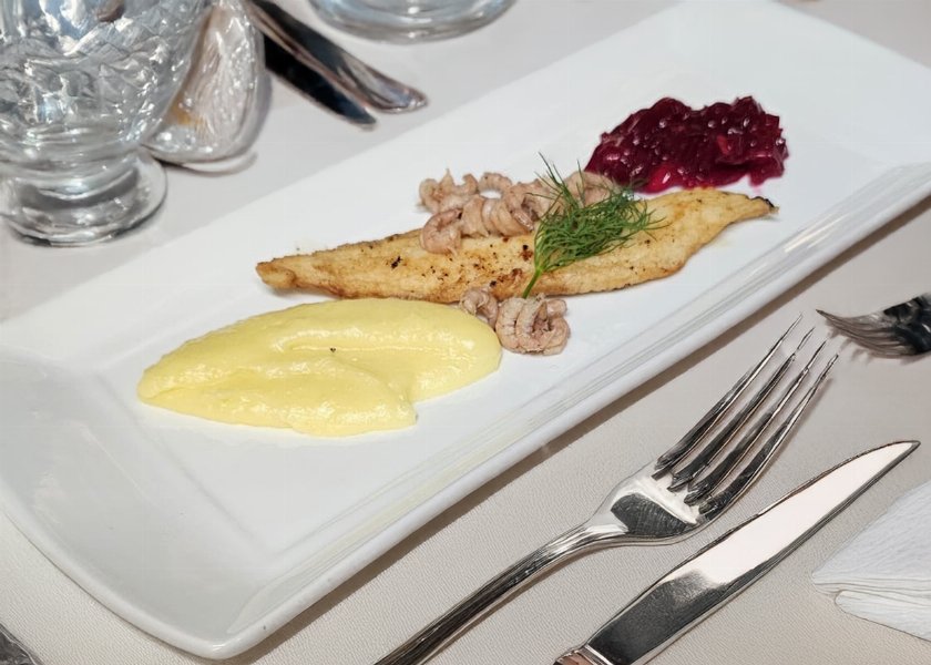 Frischen Fisch mit Senfsoße und dazu Preiselbeeren