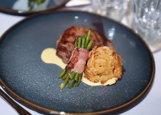 4 Gang: Filet mit geschmorten Brechbohnen im Speckmantel und Mandelgebäck