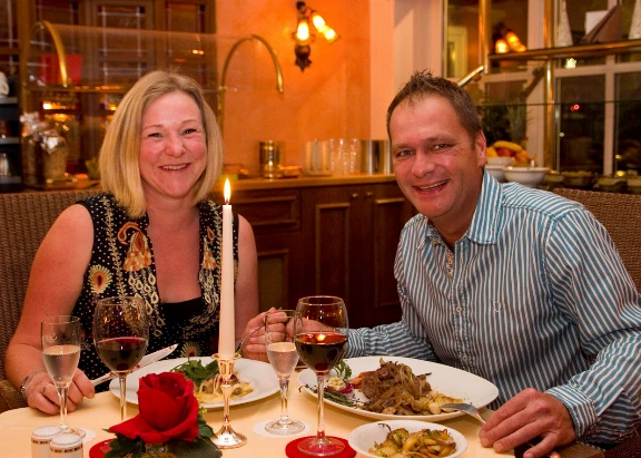 Ein Paar am Speisen im Restaurant Duhner Landhaus