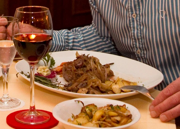 Steak mit Bratkartoffeln im Restaurant Duhner Landhaus